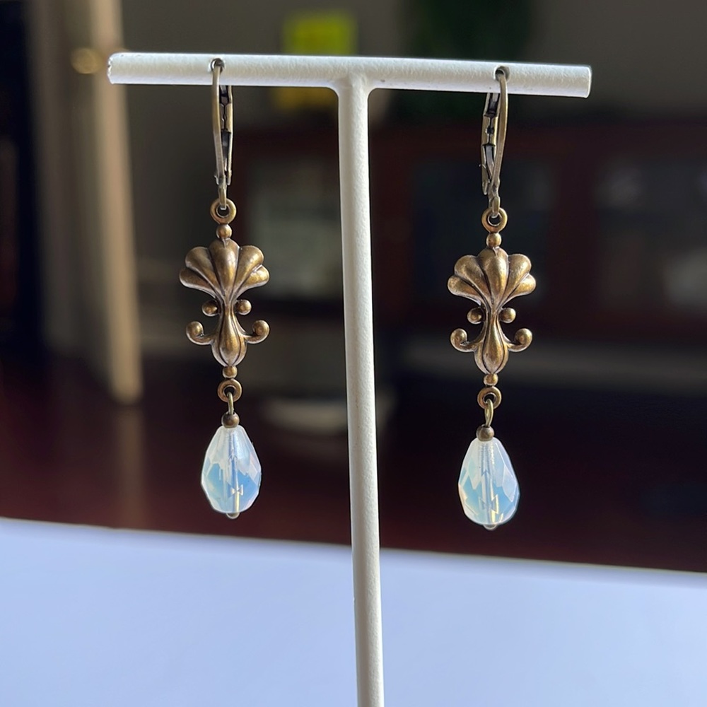Milky arabesque earrings